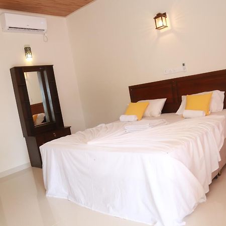 Serene Beach Hotel Диквела Екстериор снимка