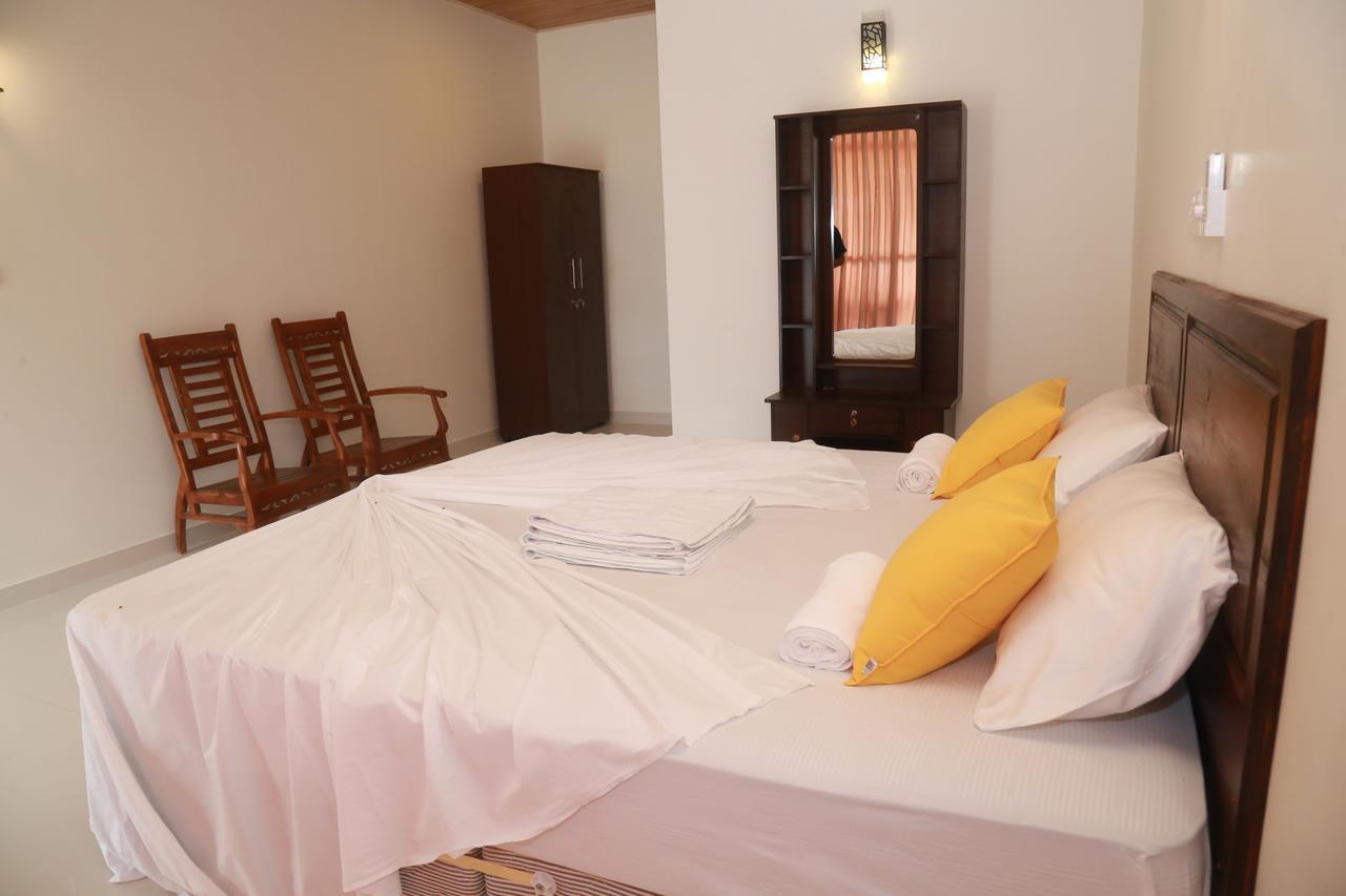 Serene Beach Hotel Диквела Екстериор снимка