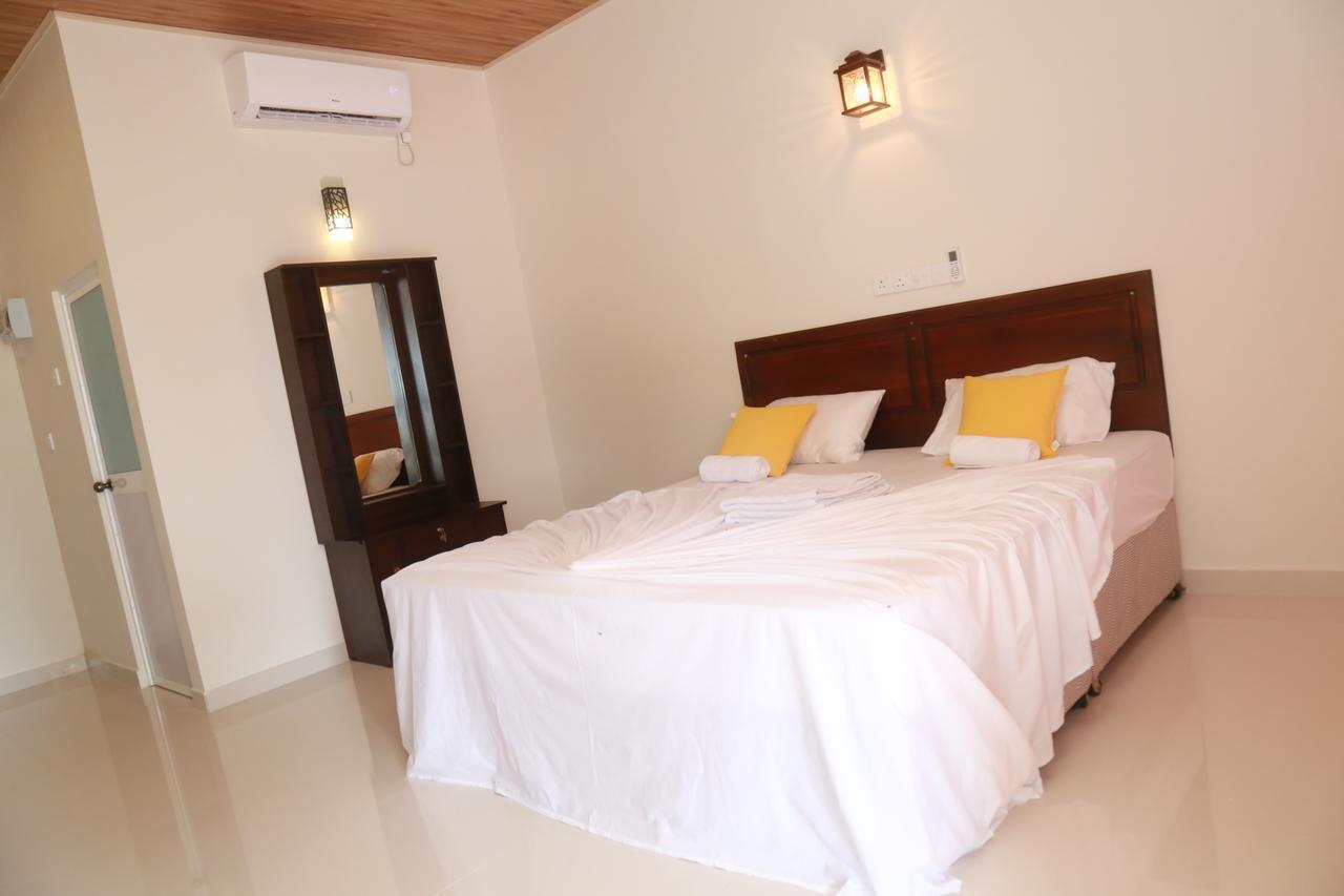 Serene Beach Hotel Диквела Екстериор снимка
