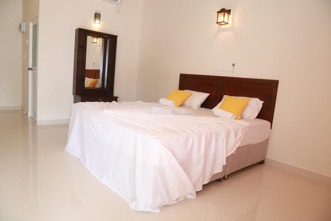 Serene Beach Hotel Диквела Екстериор снимка