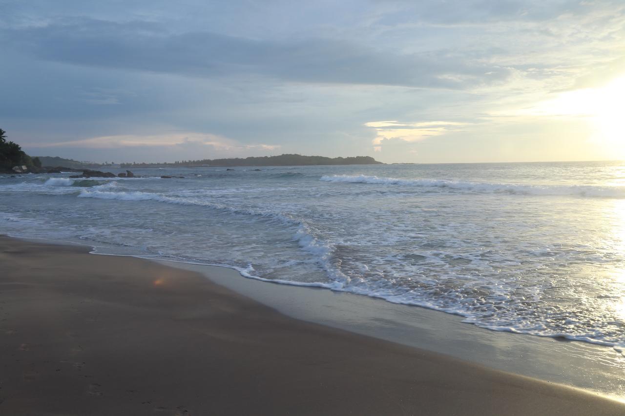 Serene Beach Hotel Диквела Екстериор снимка