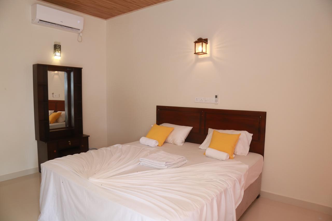Serene Beach Hotel Диквела Екстериор снимка